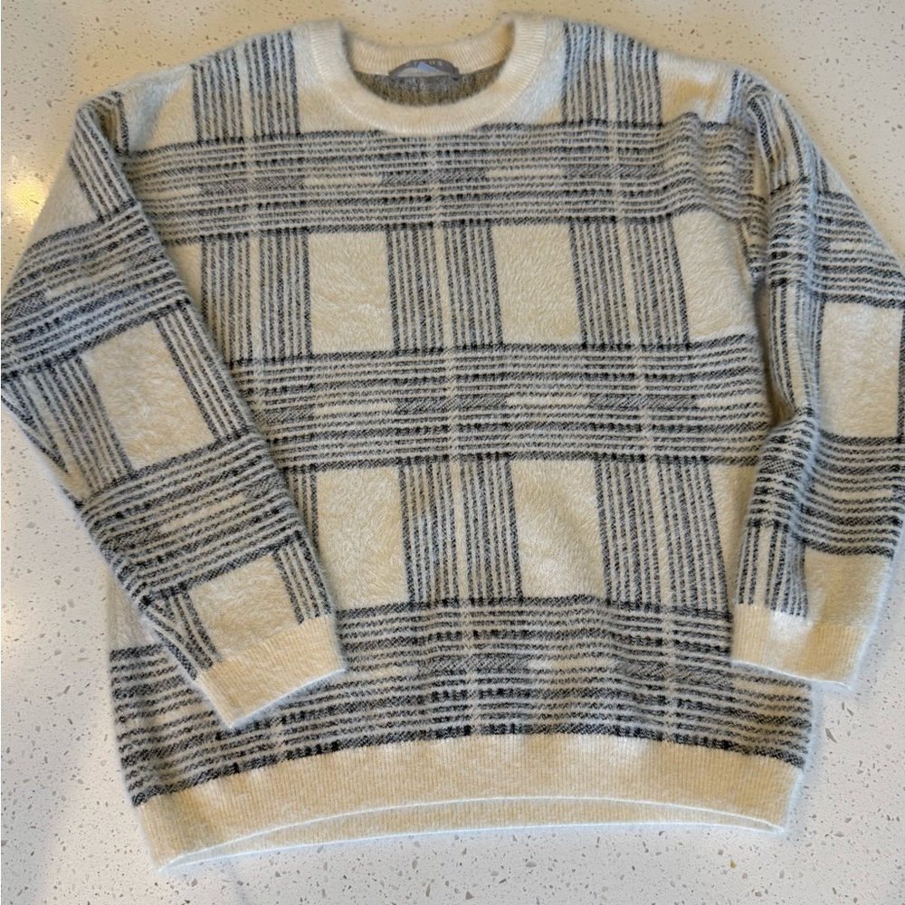 Cyrus Small Women’s Plaid Sweater Cream Blue Long Sleeve Soft Cozy Pullover Top